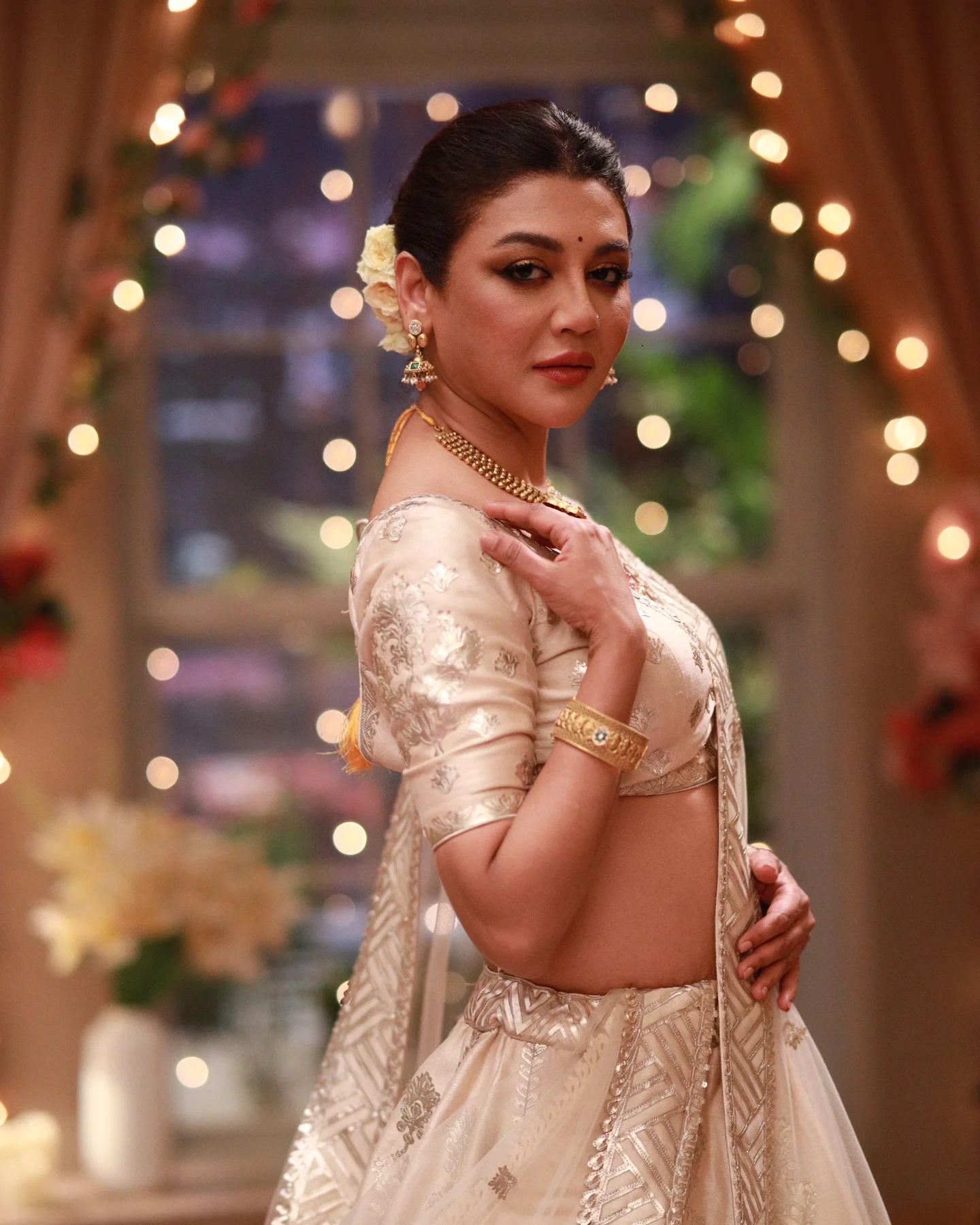 দেরিতে শোকের পোস্ট, দুপক্ষের তীরে বিধছেন জয়া