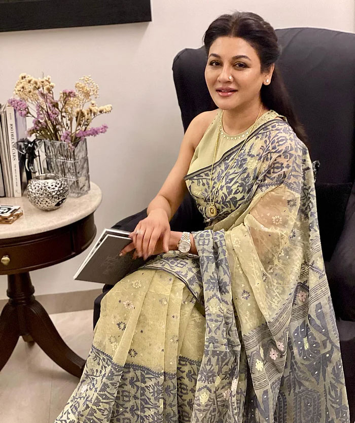 স্লিভলেস ব্লাউজে তারকাদের স্টাইলের ঝলক