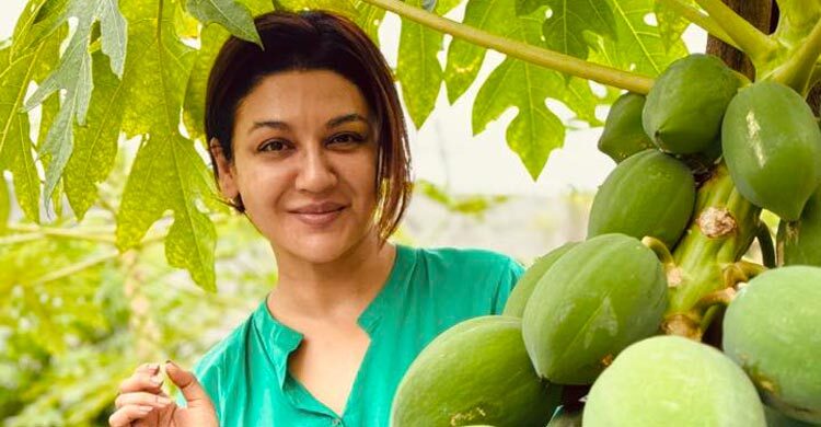 পেঁপের বাগানে জয়া, লিখলেন সুখের কথা