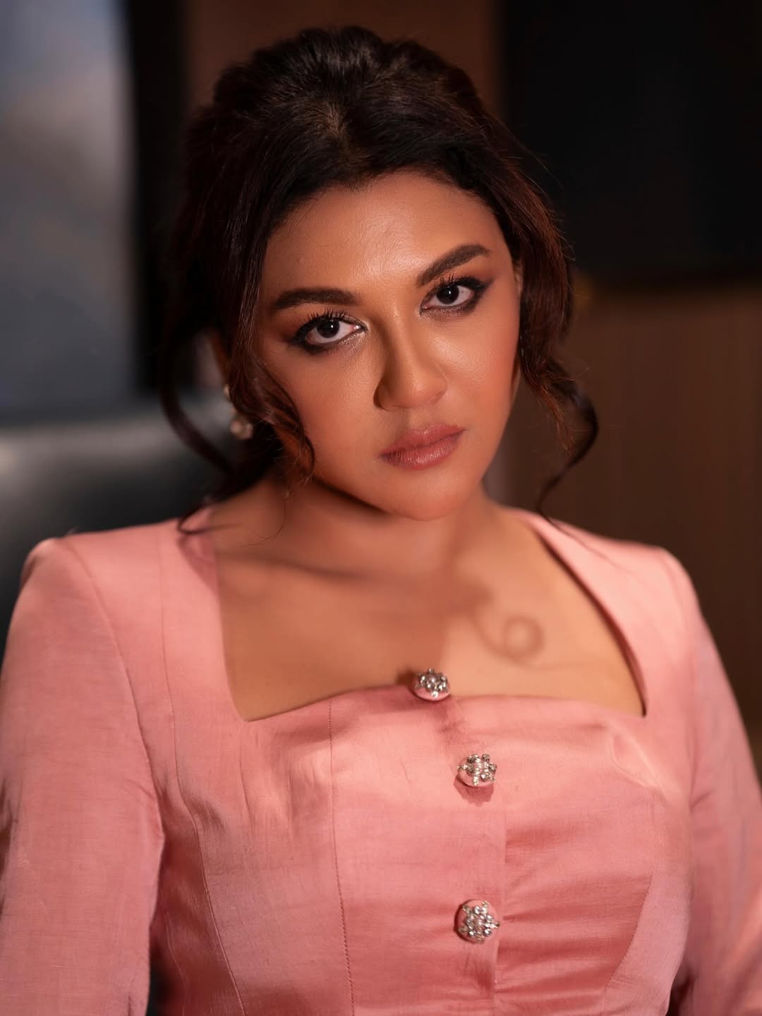 ব্লাশ-পিংকে অনবদ্য জয়া