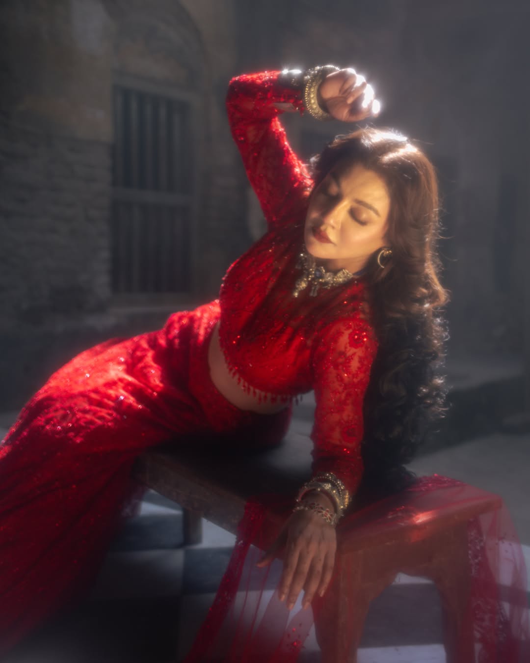 লালের আবেশে রহস্যময় জয়া