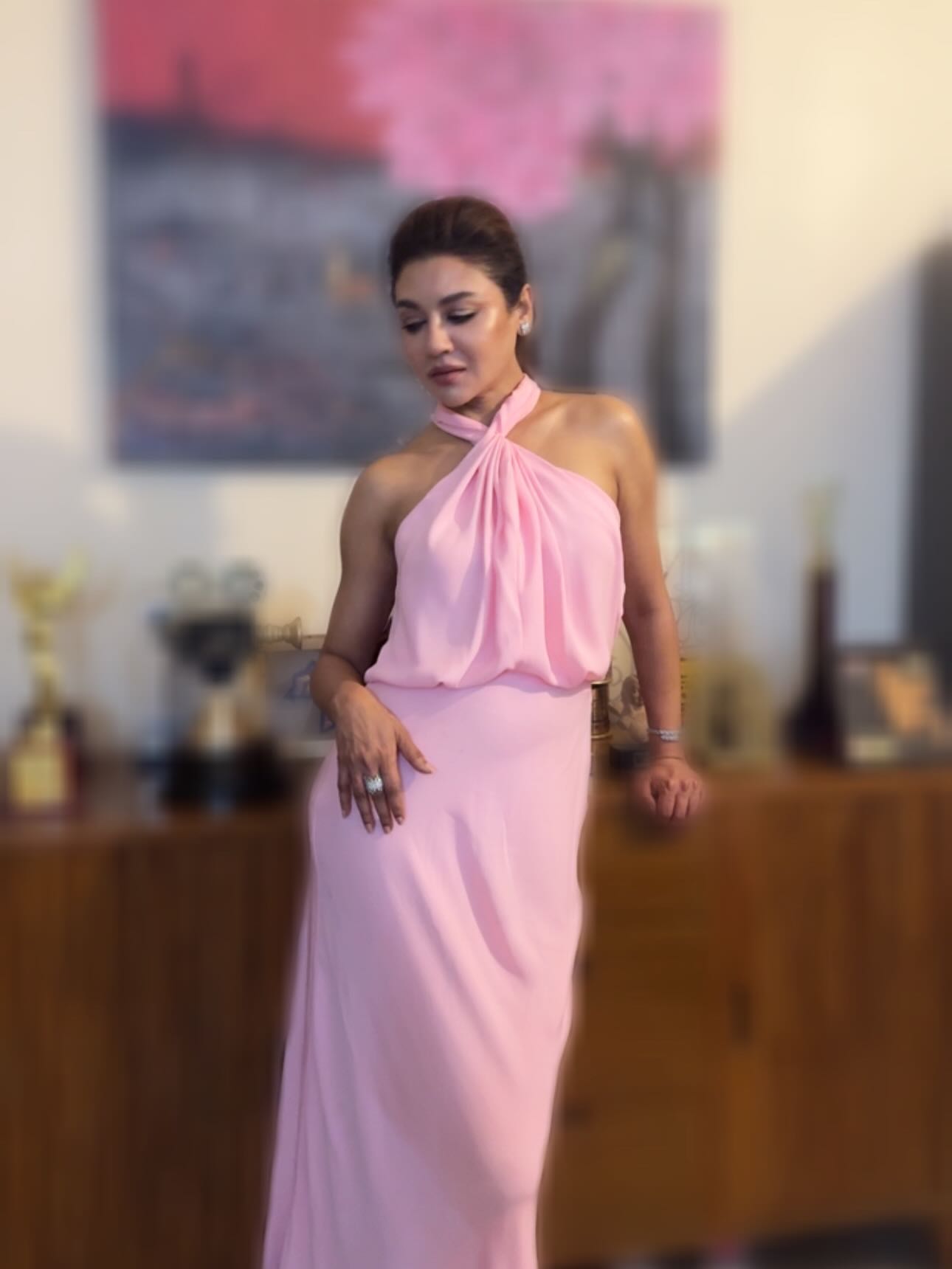 ব্যাকলেস ড্রেসে আবেদনময়ী জয়া