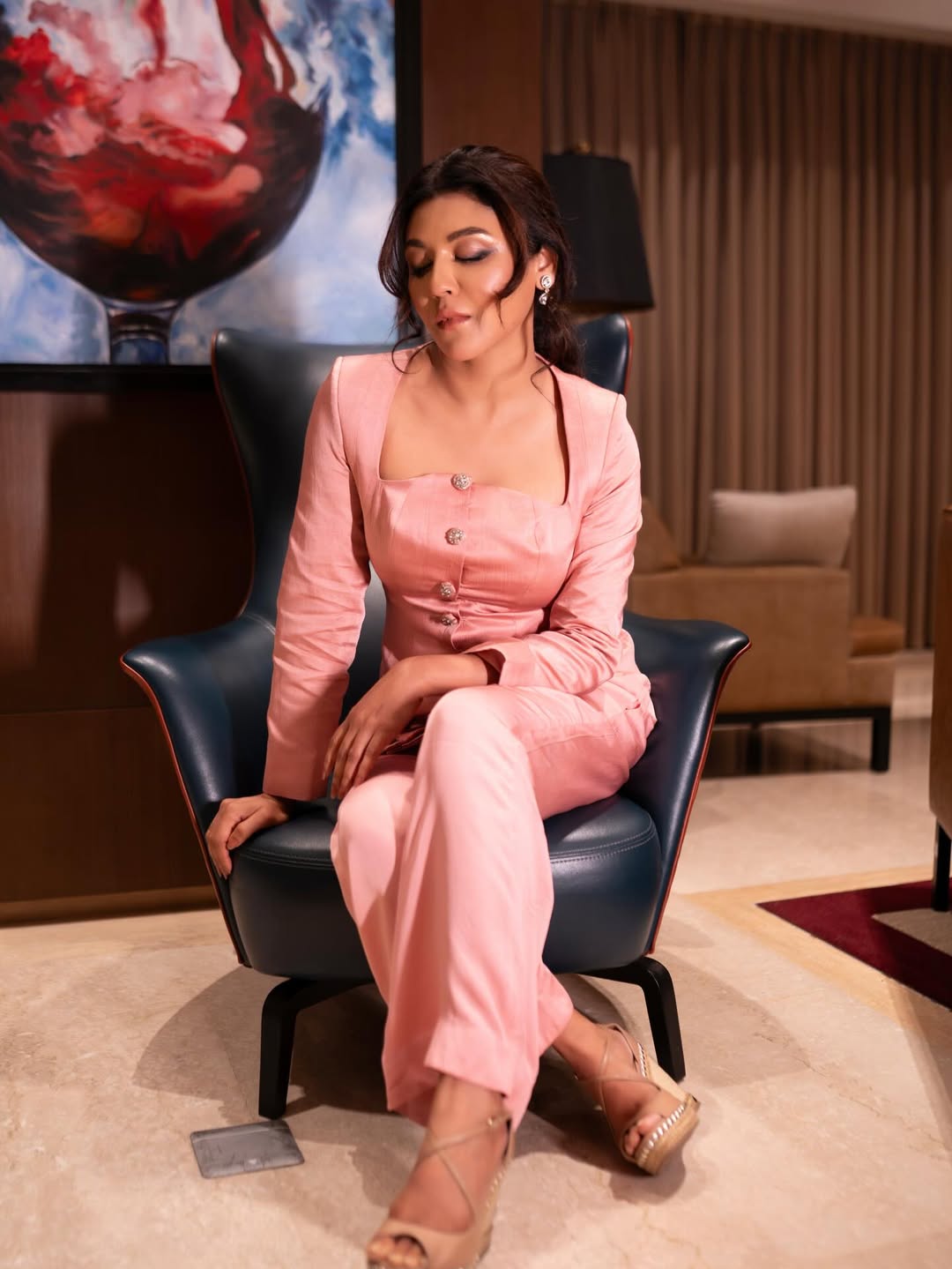 ব্লাশ-পিংকে অনবদ্য জয়া