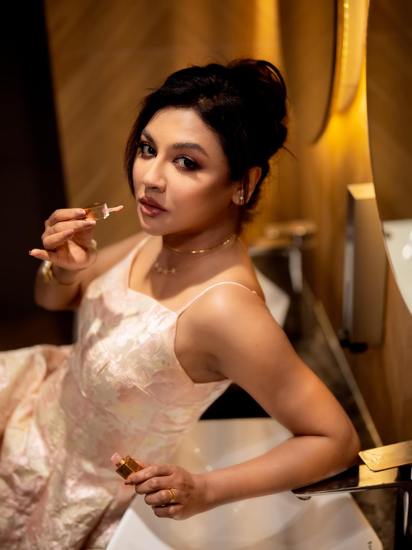 স্লিপড্রেসে নিঃশব্দ আবেদন, ভাইরাল জয়ার নতুন লুক