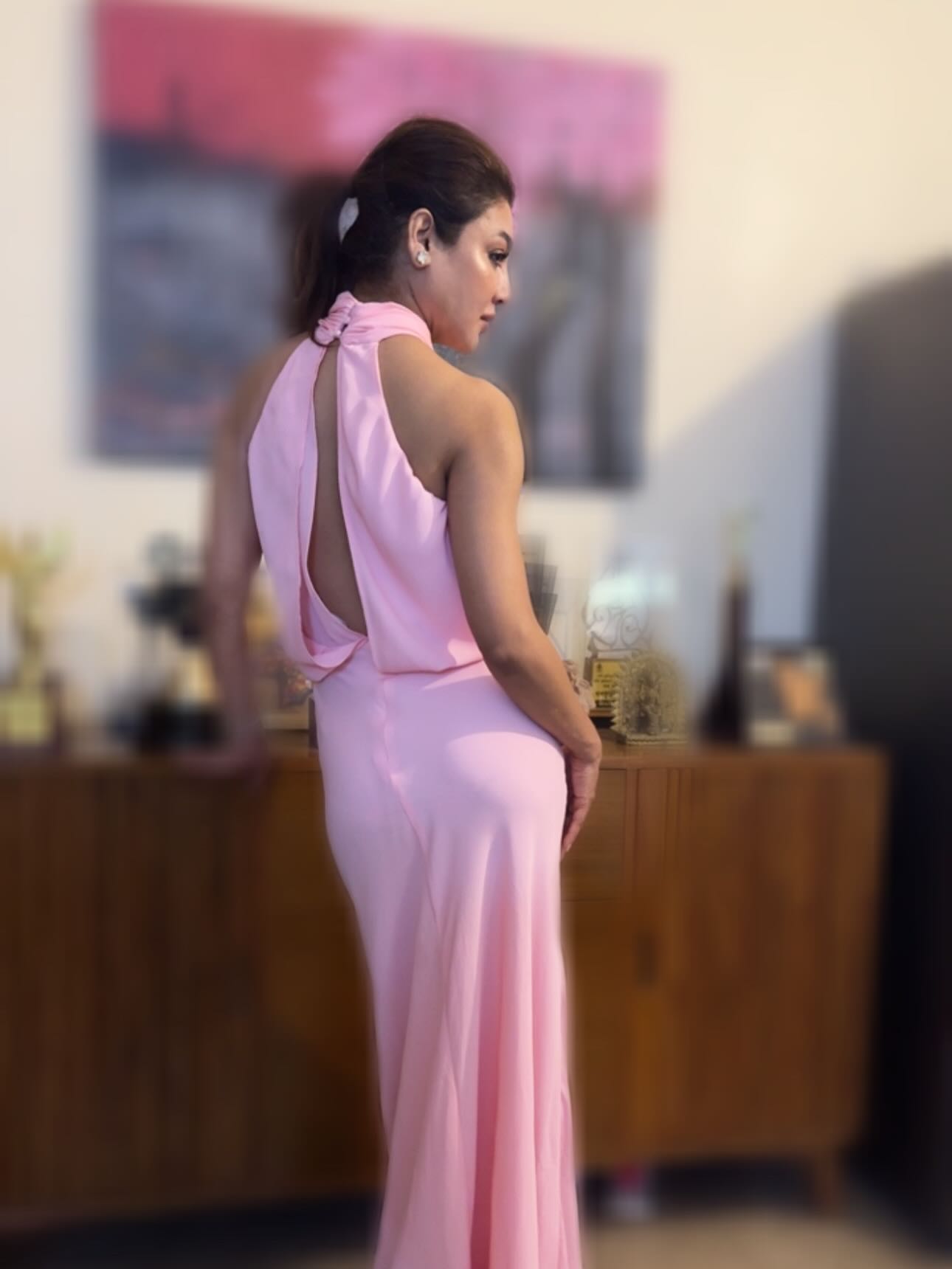 ব্যাকলেস ড্রেসে আবেদনময়ী জয়া