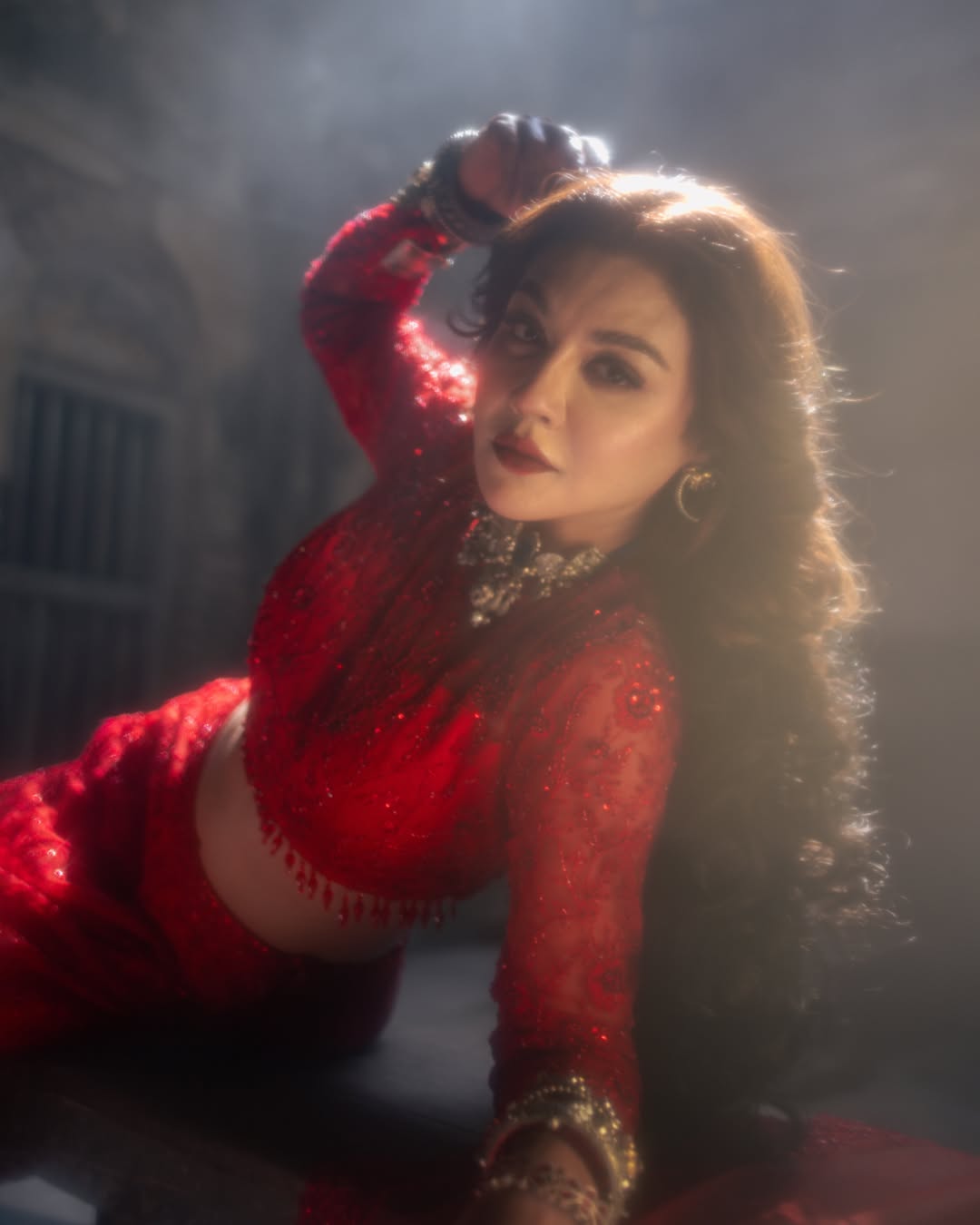 লালের আবেশে রহস্যময় জয়া