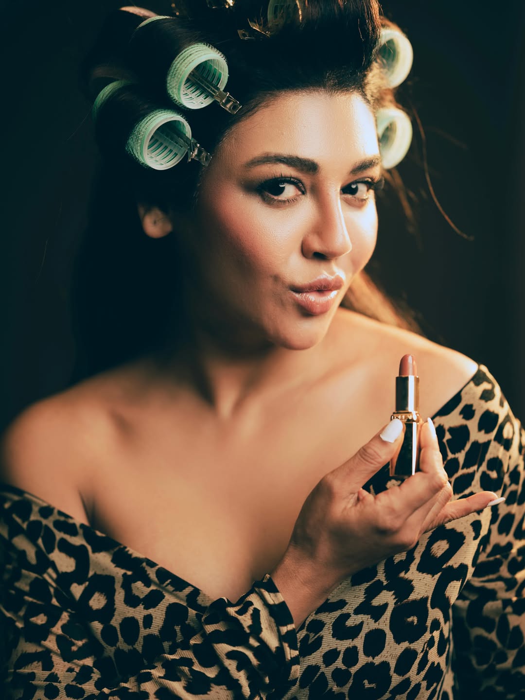 ডিপ ভি নেকে উষ্ণতা ছড়ালেন জয়া আহসান