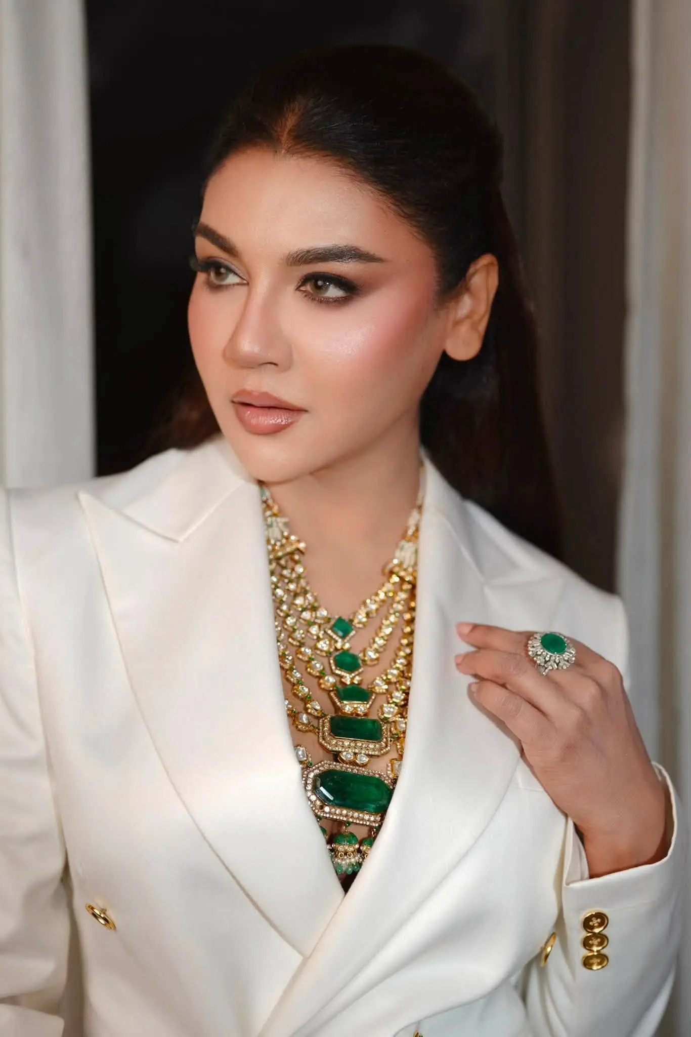 সাদা ব্লেজারের রাজকীয় লুকে অপরূপ জয়া