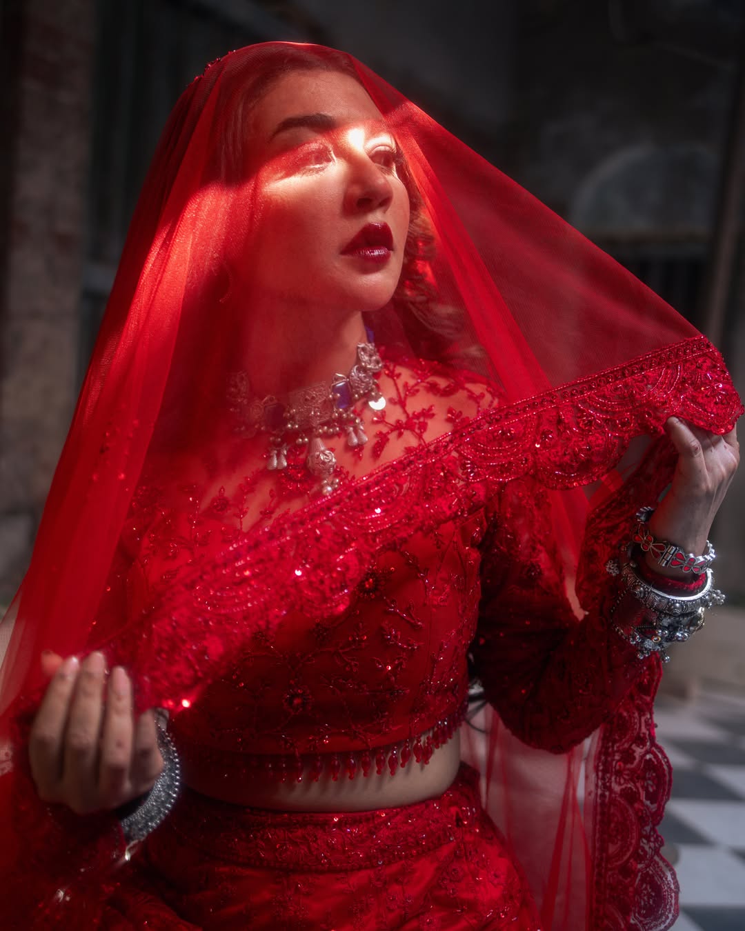 লালের আবেশে রহস্যময় জয়া