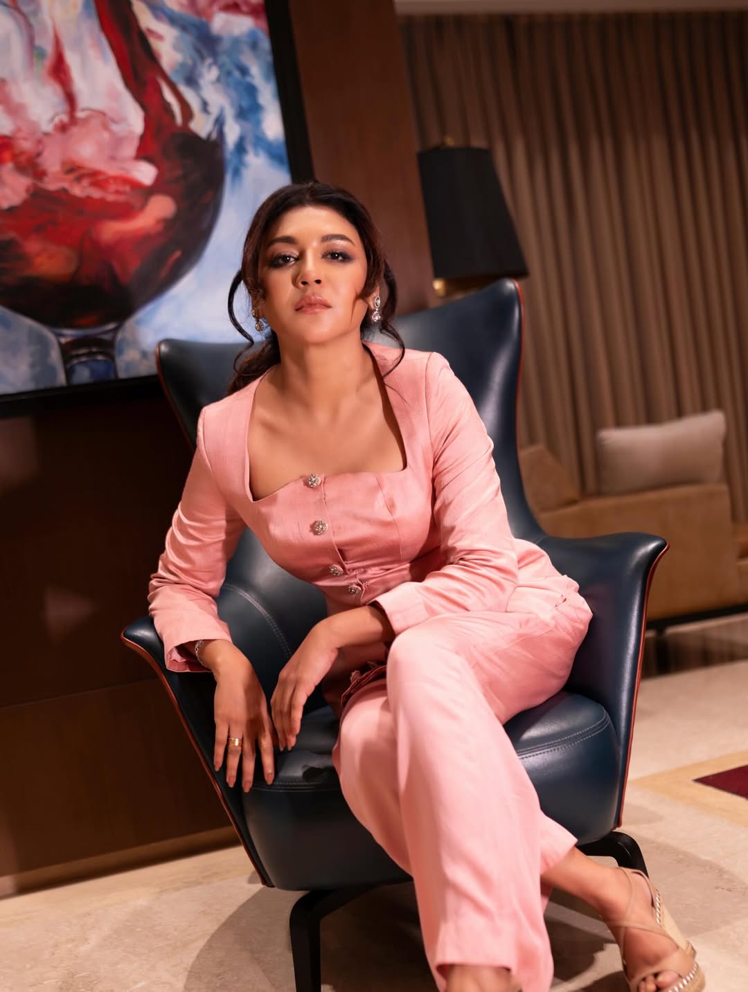 ব্লাশ-পিংকে অনবদ্য জয়া