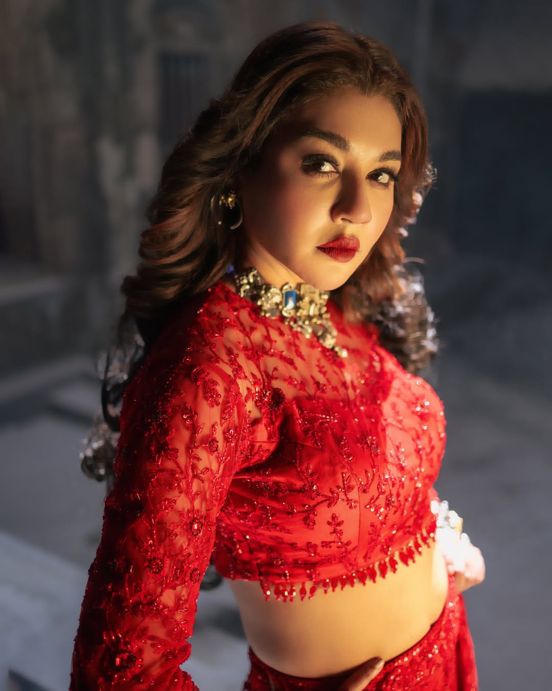 লালের আবেশে রহস্যময় জয়া