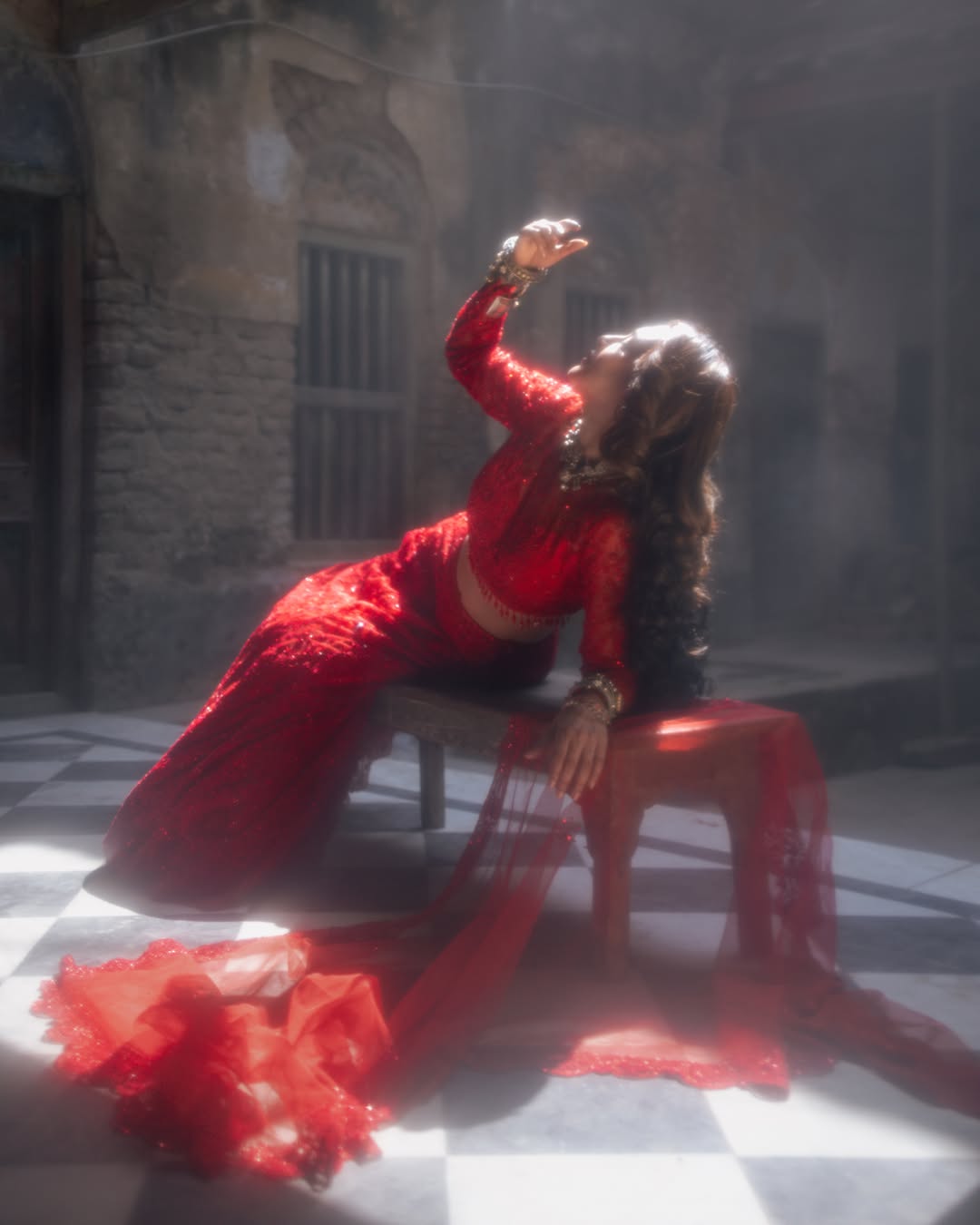 লালের আবেশে রহস্যময় জয়া
