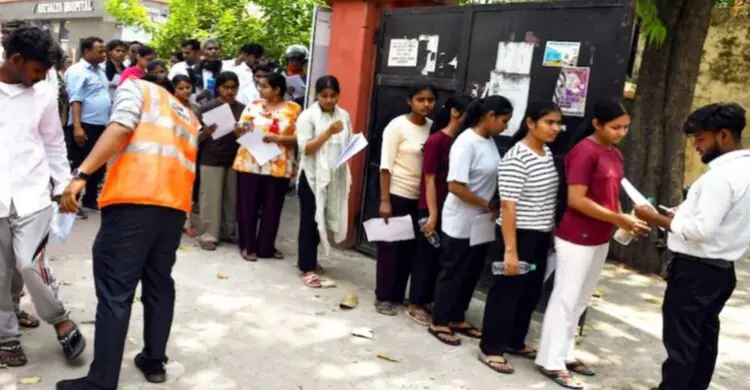 ভারতে মেডিকেল ভর্তি পরীক্ষার প্রশ্ন ফাঁস নিয়ে তুলকালাম