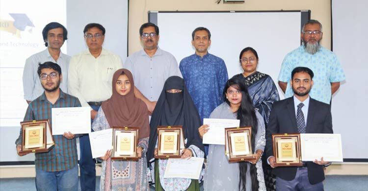 ডিনস অ্যাওয়ার্ড পেলেন যবিপ্রবির ৬ শিক্ষার্থী