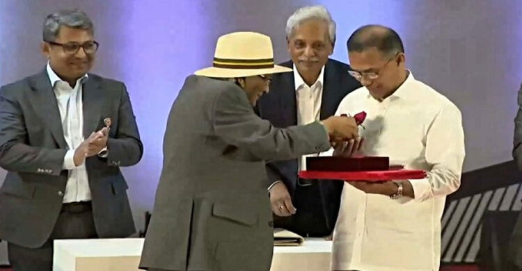 প্রধানমন্ত্রীকে লাল গোলাপ উপহার দিলেন শফিক রেহমান