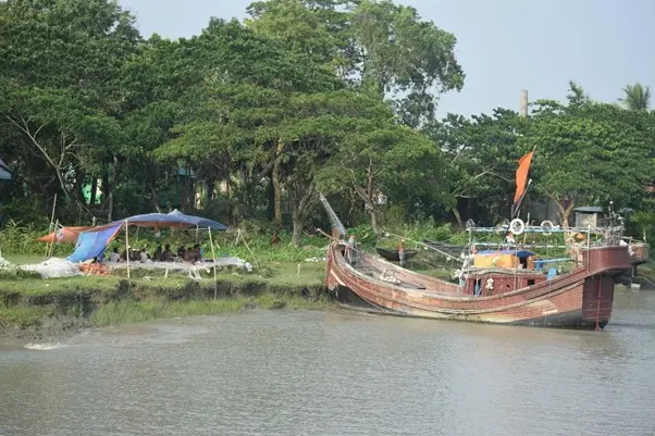 ঘাটে নৌকা বেঁধে অলস সময় কাটাচ্ছেন জেলেরা