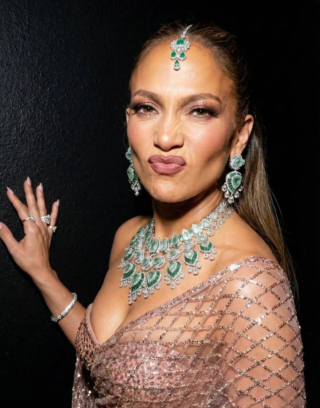 দেশি গার্ল স্টাইলে নজরকাড়া জেনিফার লোপেজ