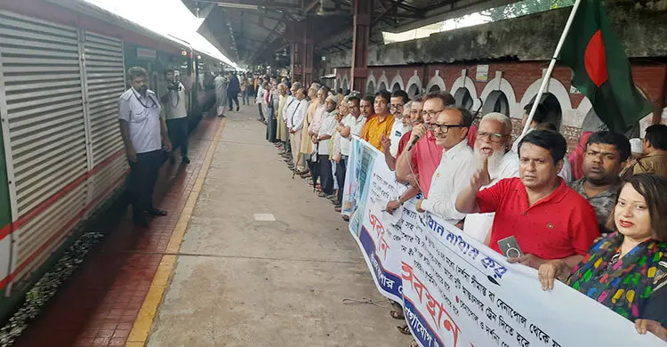 ঢাকাগামী প্রভাতী ট্রেন চালুসহ ৬ দাবিতে যশোর রেলওয়ে জংশনে অবস্থান