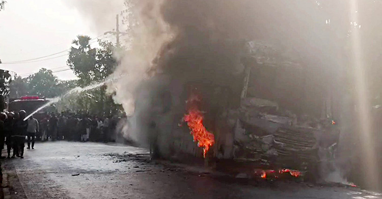 যশোরে চলন্ত বাসে আগুন, অল্পের জন্য প্রাণে বাঁচলেন যাত্রীরা