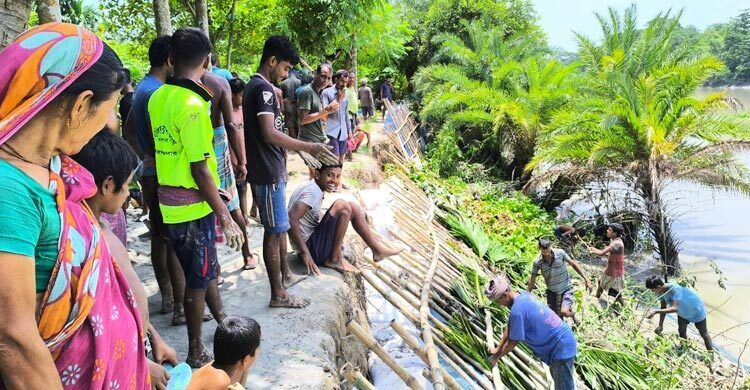 স্বেচ্ছাশ্রমে মজুতখালী নদীর বাঁধ সংস্কার করলো গ্রামবাসী