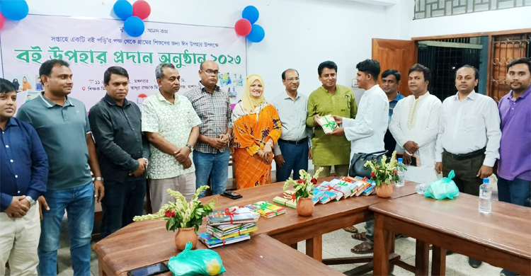 যশোরে ঈদ উপলক্ষে শিশুদের বই উপহার