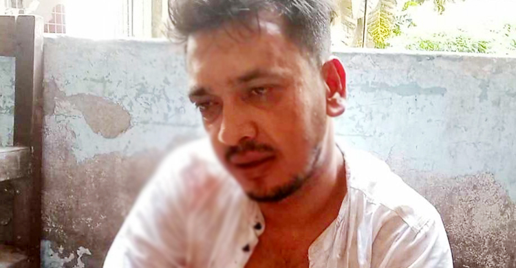 সুপারশপে ঢুকে সাবেক স্ত্রীকে এলোপাতাড়ি ছুরিকাঘাত, যুবক আটক