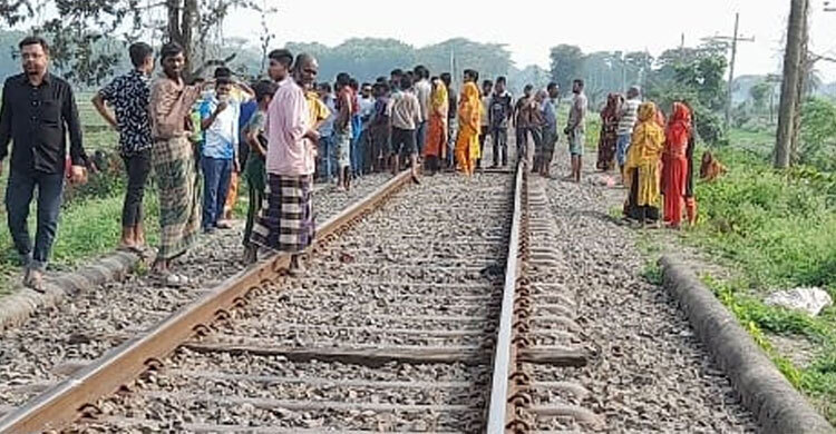 মেয়েকে নিয়ে ট্রেনের নিচে ঝাঁপ দিলেন মা