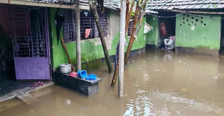 বৃষ্টিতে ঘরে পানি, রান্না-খাওয়া বন্ধ