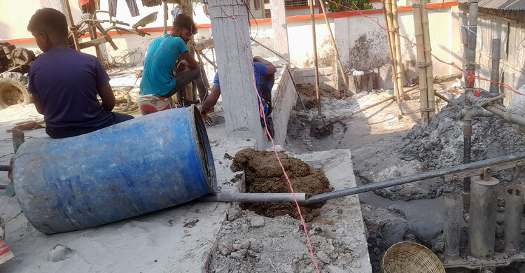 আর্সেনিকমুক্ত নলকূপ স্থাপনে গোবর মিশ্রিত পানি ব্যবহারের অভিযোগ