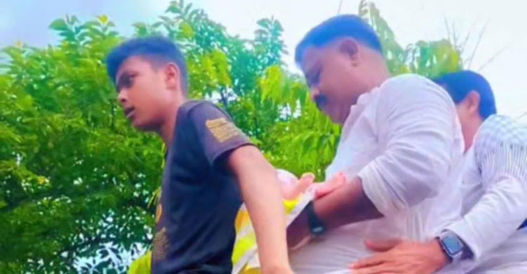 খুশিতে নবজাতক নাতিকে হাতির পিঠে চড়িয়ে বাড়ি নিয়ে গেলেন দাদা