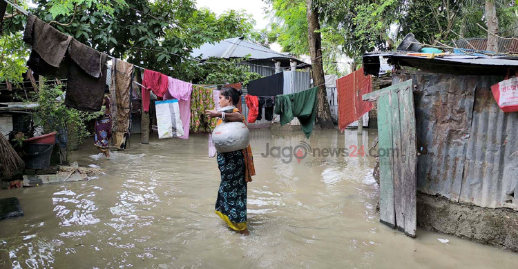 আতাই নদীর বাঁধ ভেঙে পানিবন্দি দুই শতাধিক পরিবার