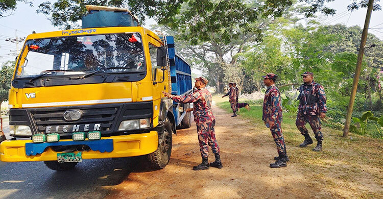 যশোর সীমান্তে জ্বালানি তেলের পাচার ঠেকাতে সতর্ক বিজিবি