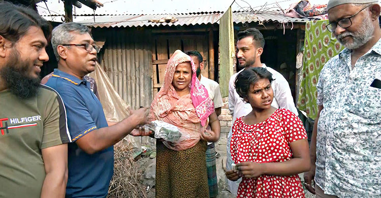 অসচ্ছল প্রতিবেশীদের বাড়ি গরুর মাংস পৌঁছে দিলো ‘ফ্রেন্ডস ক্লাব যশোর’