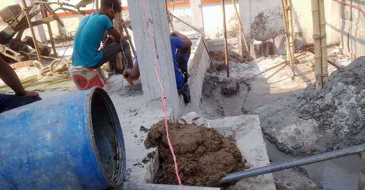 আর্সেনিকমুক্ত নলকূপ স্থাপনে গোবর মিশ্রিত পানি ব্যবহারের অভিযোগ