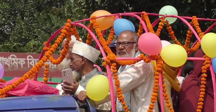 চাকরিজীবনের শেষ দিনে প্রধান শিক্ষকের ব্যতিক্রমী বিদায়