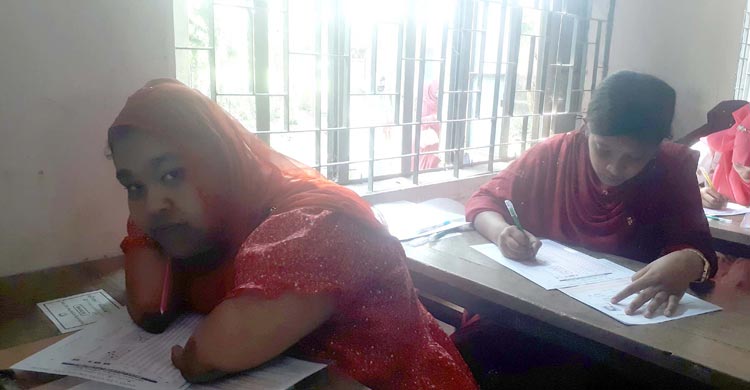 হাত-পা বিহীন অবস্থায় জন্ম। সন্তানের এমন শারীরিক প্রতিবন্ধকতায় চোখে অন্ধকার দেখতে থাকেন বাবা-মা