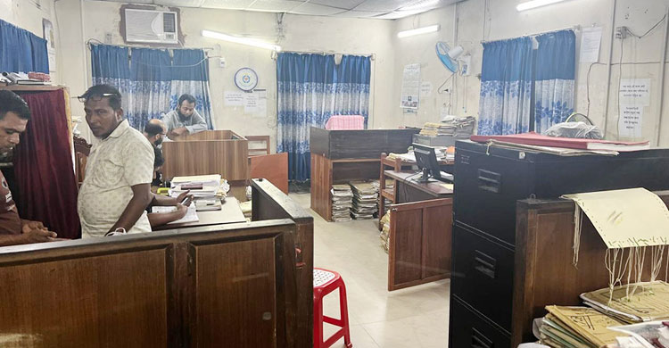 কর্মকর্তাদের লাগাতার কর্মবিরতিতে স্থবির বেনাপোল কাস্টম