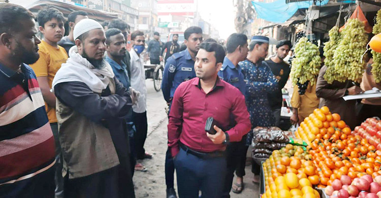 অতিরিক্ত মূল্যে ফল বিক্রি, ৫ ব্যবসায়ীকে জরিমানা 