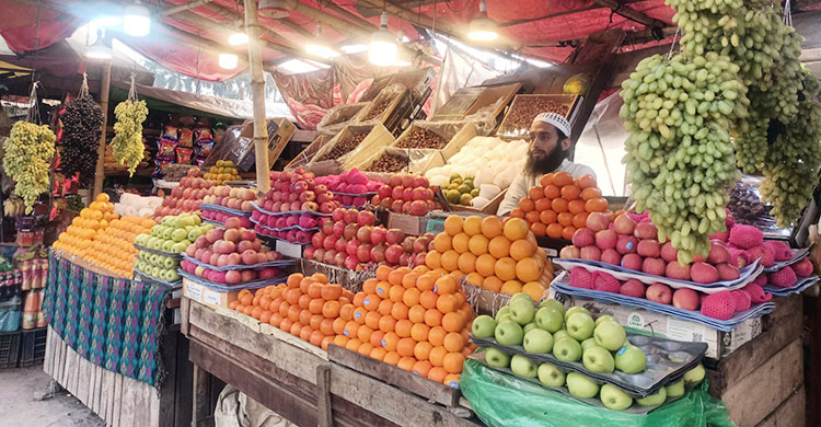 যশোর/ বাজার খরচেই দম বেরিয়ে যাচ্ছে, তাই ফলের কাছে কম আসি