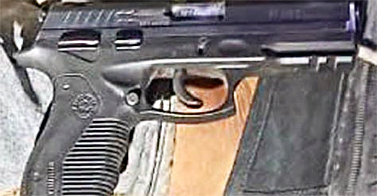 বিদেশি পিস্তল-গুলিসহ আটক তিন যুবককে গণপিটুনি দিয়ে পুলিশে সোপর্দ