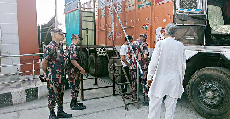 যশোর সীমান্তে জ্বালানি তেলের পাচার ঠেকাতে সতর্ক বিজিবি