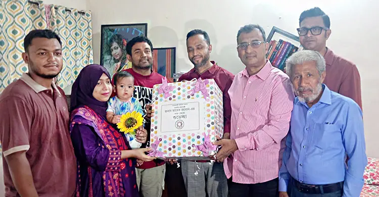 ফুল হাতে দাঁড়িয়ে থাকা সেই শিশুর বাড়িতে উপহার পাঠালেন প্রধানমন্ত্রী