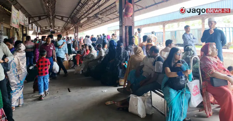 ট্রেনের জন্য অপেক্ষা করছেন যাত্রীরা/ ছবি: জাগো নিউজ