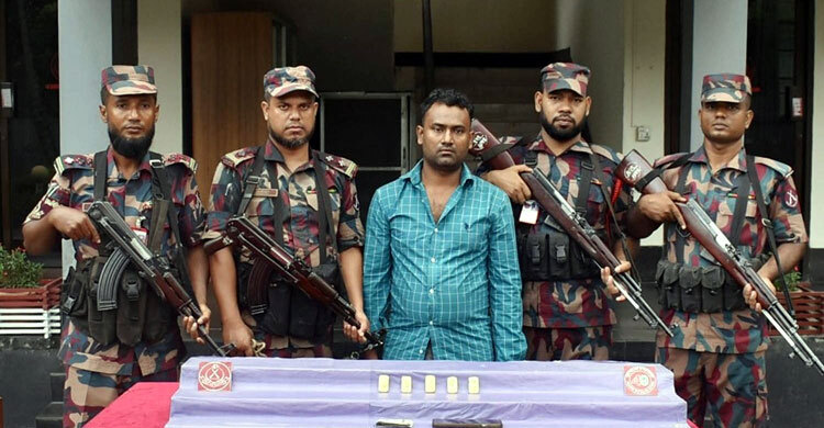 ভারতে পাচারের সময় সোনার বারসহ একজন আটক