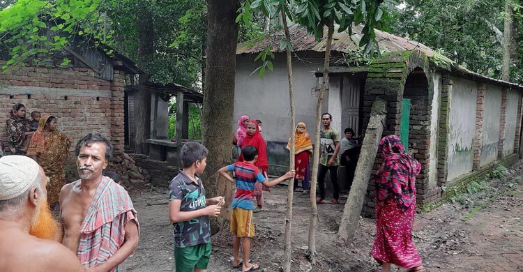 ইনহেলার হাতে মেঝেতে পড়ে ছিল নারীর বিবস্ত্র মরদেহ