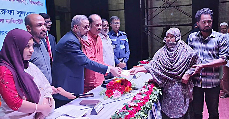 সড়ক দুর্ঘটনায় ক্ষতিগ্রস্ত ১৫০ পরিবার পেলো পৌনে ৬ কোটি টাকার চেক