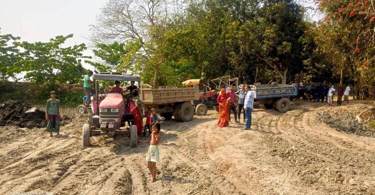অনুমতি ছাড়া পুকুর খনন করে মাটি বিক্রি, অর্ধলাখ টাকা জরিমানা