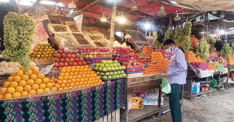 যশোর/ বাজার খরচেই দম বেরিয়ে যাচ্ছে, তাই ফলের কাছে কম আসি