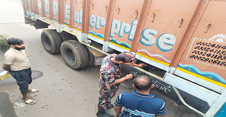 যশোর সীমান্তে জ্বালানি তেলের পাচার ঠেকাতে সতর্ক বিজিবি