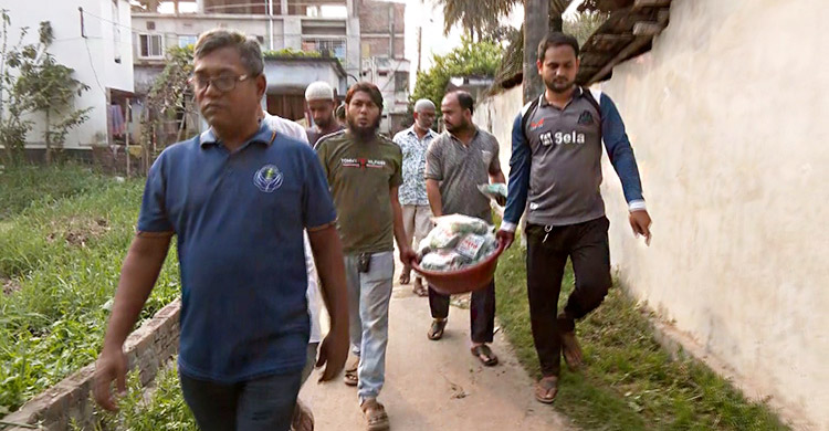 অসচ্ছল প্রতিবেশীদের বাড়ি গরুর মাংস পৌঁছে দিলো &lsquo;ফ্রেন্ডস ক্লাব যশোর&rsquo;